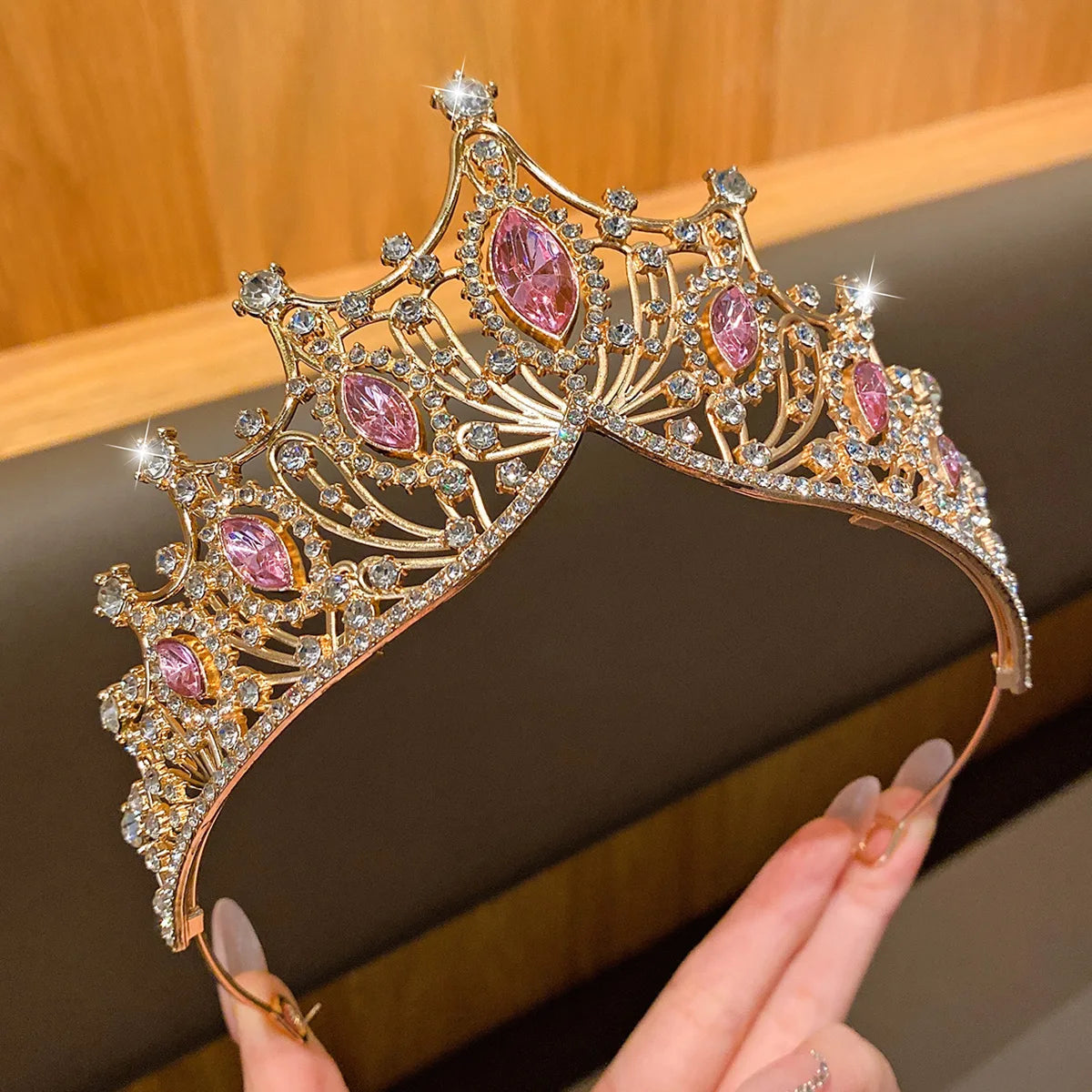 1 Large Crown Fashionable Temperament Crown Headband Sweet Wind Hair Accessory Suitable for Performances and Birthdays