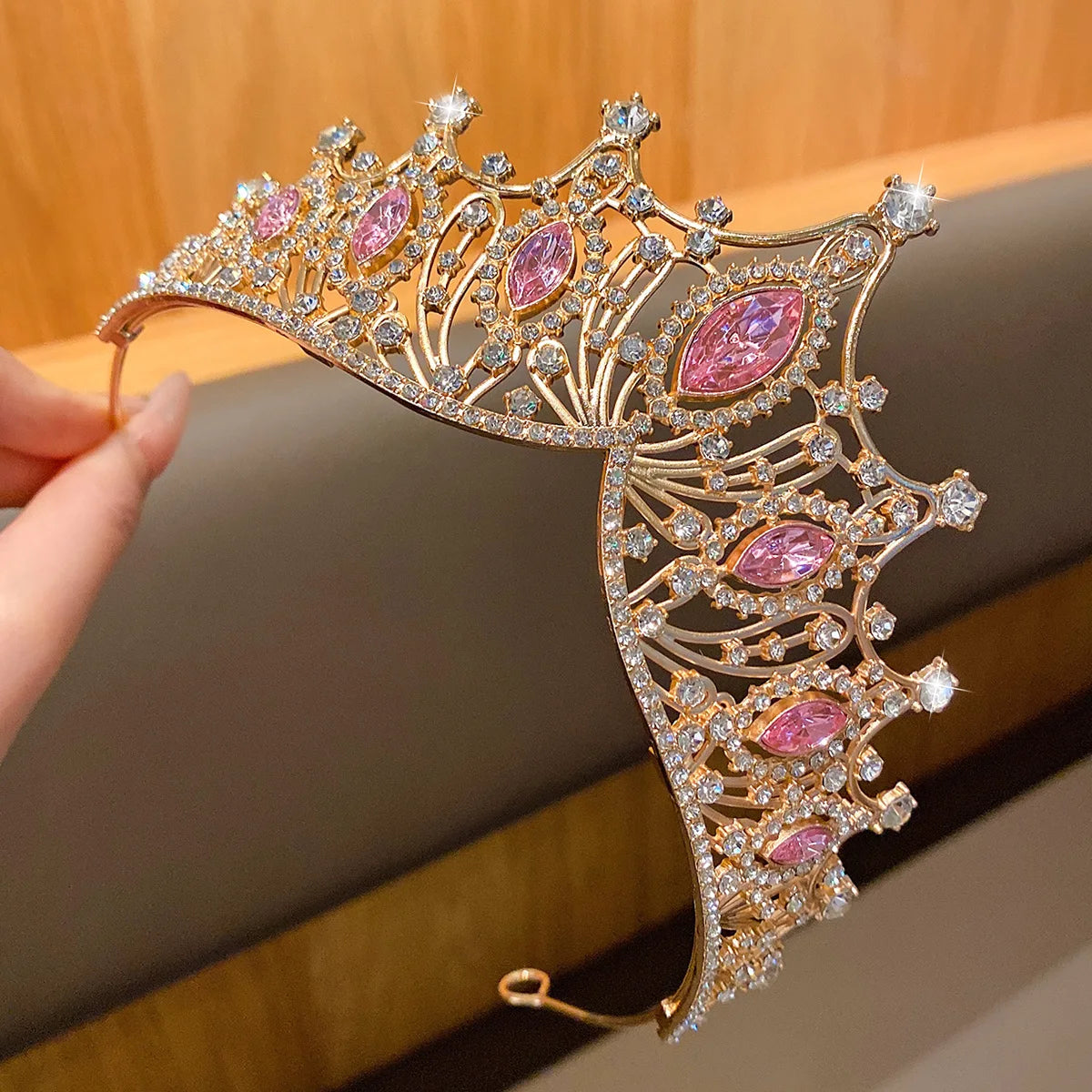 1 Large Crown Fashionable Temperament Crown Headband Sweet Wind Hair Accessory Suitable for Performances and Birthdays