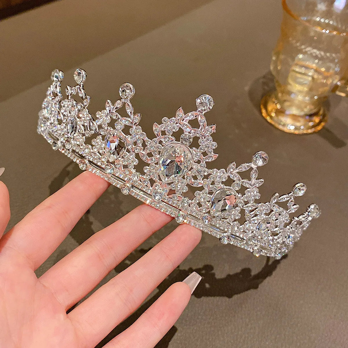1 Large Crown Fashionable Temperament Crown Headband Sweet Wind Hair Accessory Suitable for Performances and Birthdays