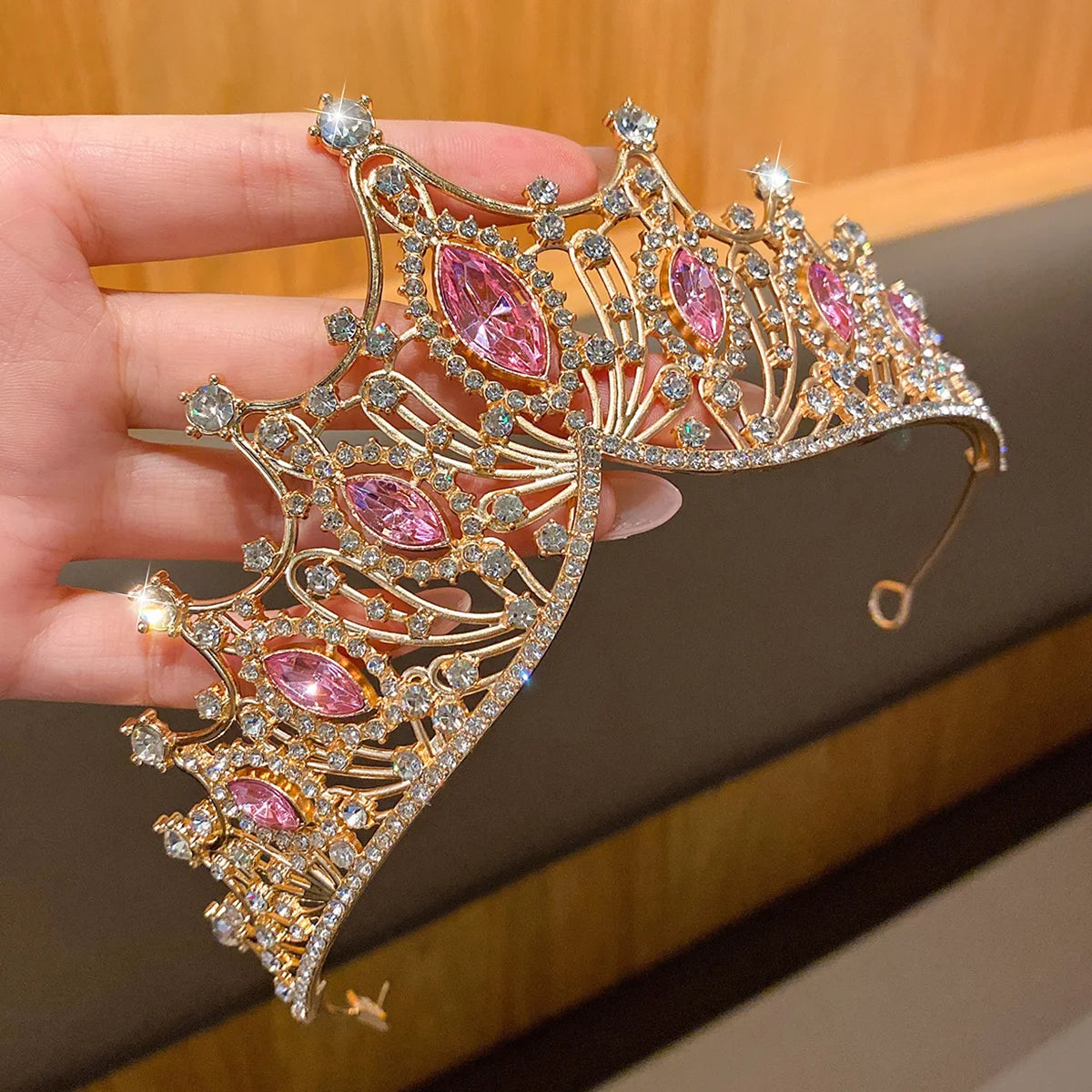 1 Large Crown Fashionable Temperament Crown Headband Sweet Wind Hair Accessory Suitable for Performances and Birthdays